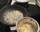 A picture of step 2 of Steamed scallops with onion and glass noodles.